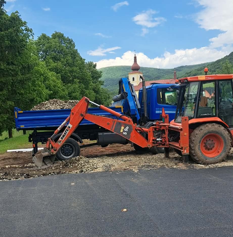 Bautrans Scania a traktorbager pri práci