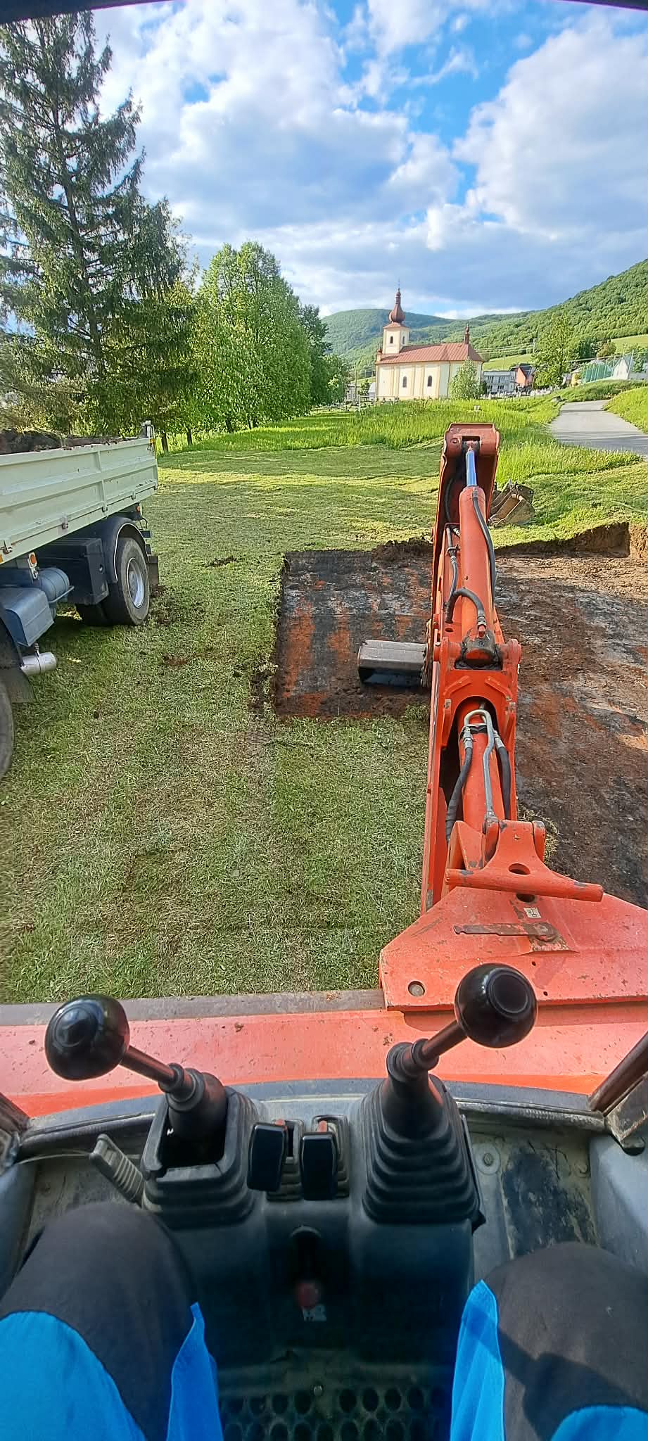 Zarovnanie pozemku a prístupová cesta