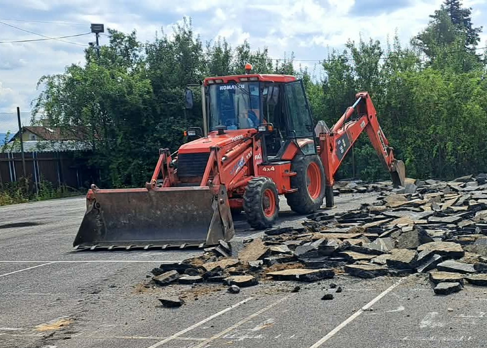 Univerzálne práce trakto-bagrom